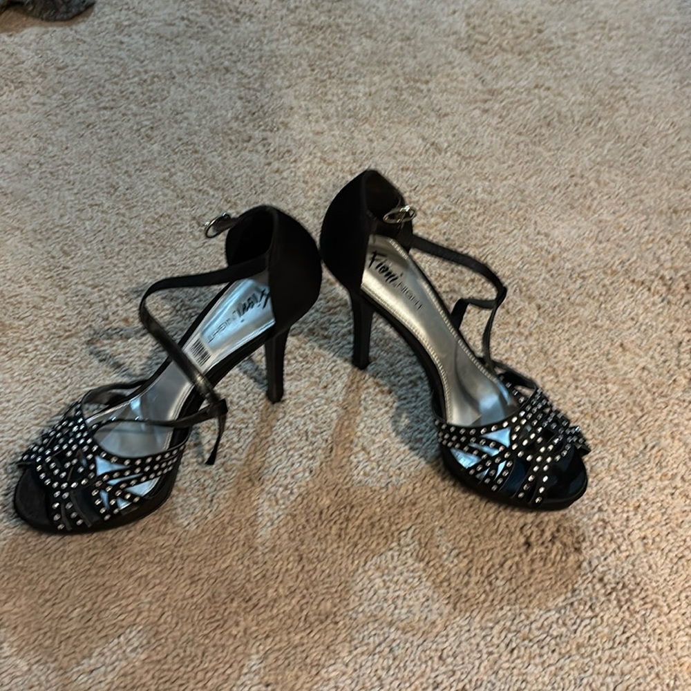 Ladies 6 1/2 black heel